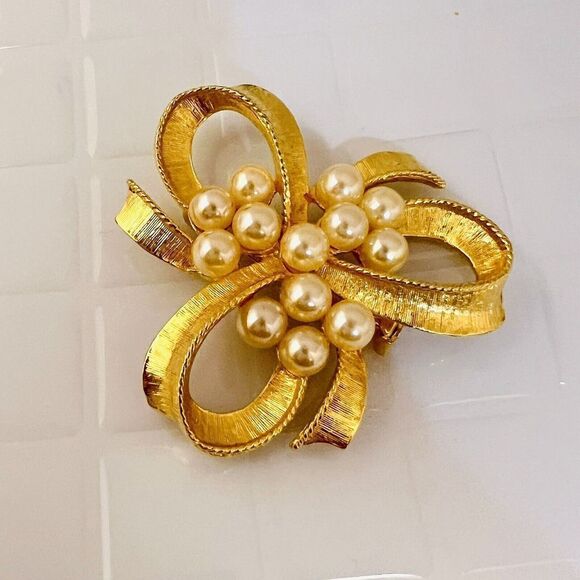 Vintage Faux Pearls Brooch Bow Ribbon Jewelry Textured Gold Tone Classy 4161 - Picture 5 of 9